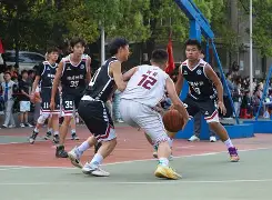 双方球队拼尽全力,篮球比赛分出胜负